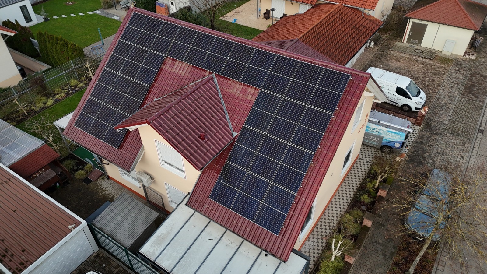 Luftaufnahme eines Wohnhauses mit Photovoltaikanlage in Bühl