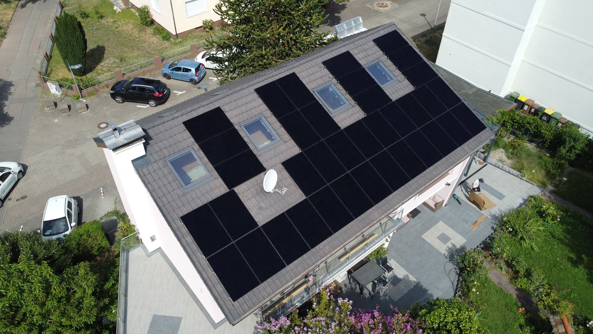 Luftaufnahme eines Wohnhauses mit Photovoltaikanlage in Gaggenau