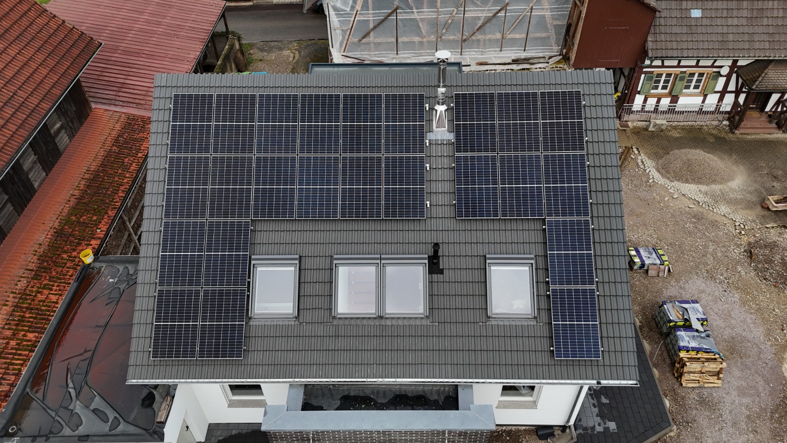 Luftaufnahme eines Wohnhauses mit Photovoltaikanlage in Offenburg