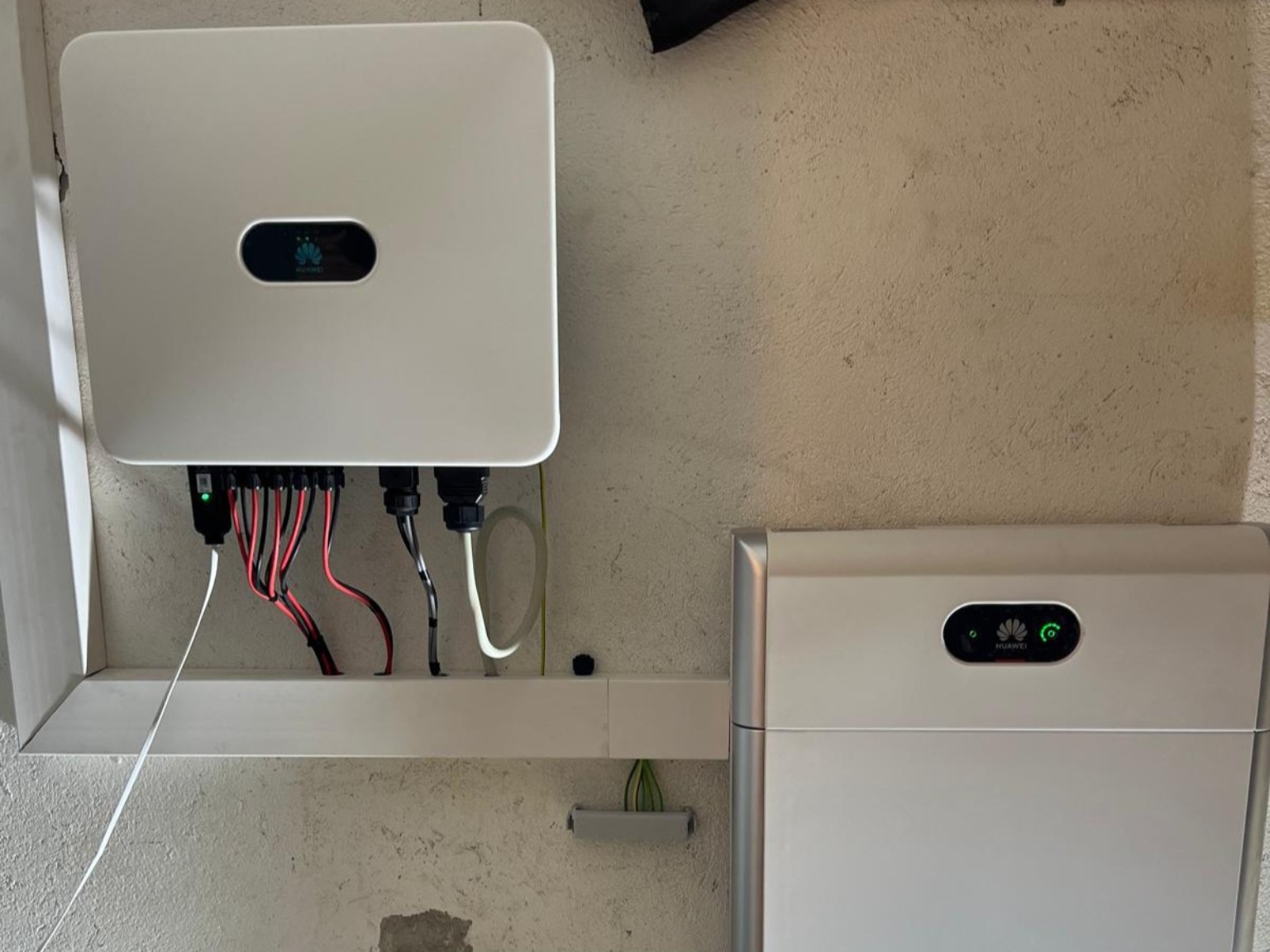 Stromspeicher und Wechselrichter einer Photovoltaikanlage